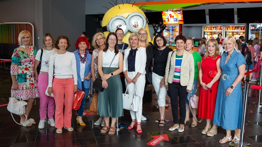 Direktorica ZD Celje mag. Alenka Obrul in vodja programa ZN Doroteja Štruc z ravnateljicami sodelujočih osnovnih šol V dvorani Cineplexx pred ogledom filma